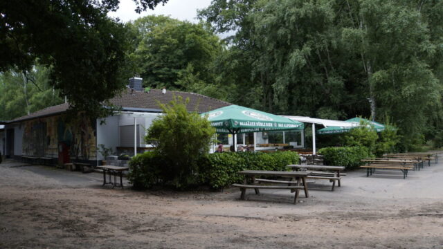 The Kunst Cafe am Vogelwoog is located right next to the lake. Take a load off after your hike!